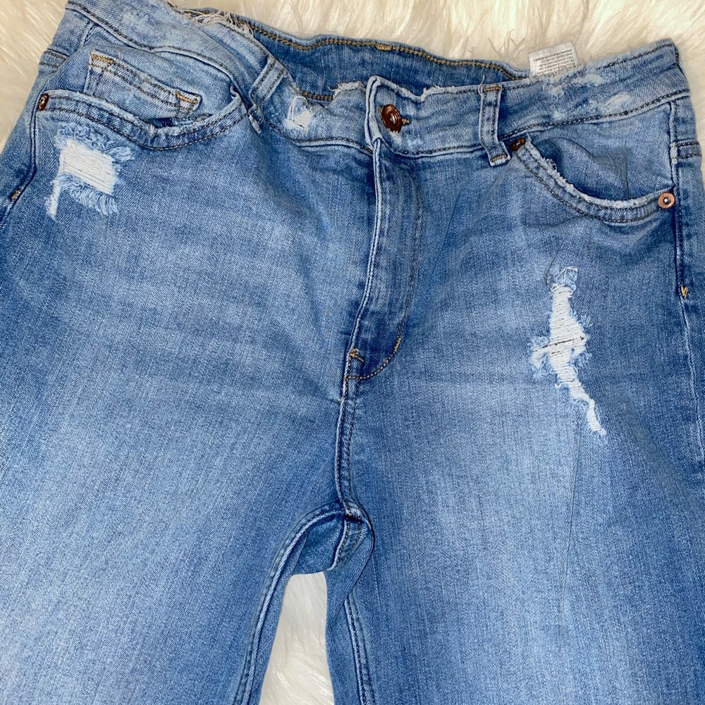 𝐻&𝑀 | DIVIDED Distressed Jeans